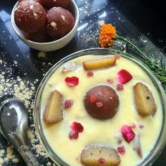 A picture of Gulab Jamun Custard.