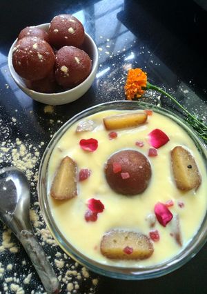 A picture of Gulab Jamun Custard.