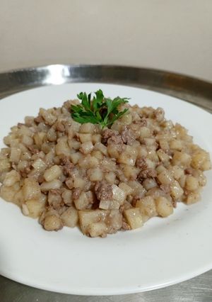 صورة لوصفة بطاطا محوسة مع اللحم المفروم والبصل