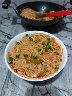 वेज़ हक्का नूडल्स (Veg Hakka Noodles recipe in Hindi) रेसिपी मुख्य फोटो