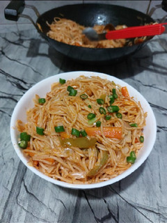 वेज़ हक्का नूडल्स (Veg Hakka Noodles recipe in Hindi) रेसिपी मुख्य फोटो