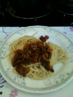 Una foto de Spaguetti con carne y cebolla