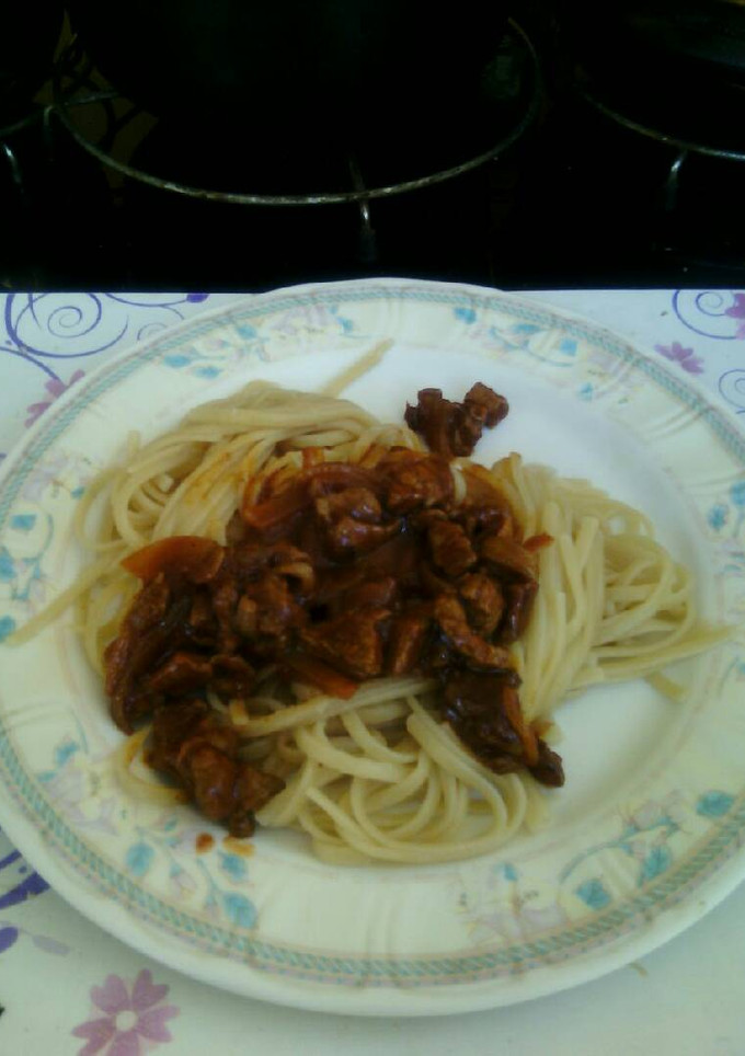 Una foto de Spaguetti con carne y cebolla