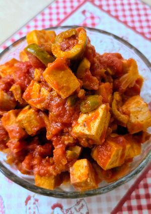 Una foto de Tofu en salsa de tomate comercial 🥫incluyo análisis de etiqueta 🍅 🫒Festejo vegano