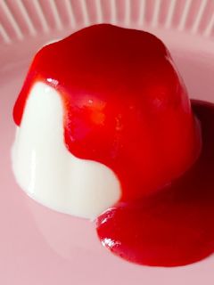 Una foto de Pudding de yogur de cabra con salsa de fresas