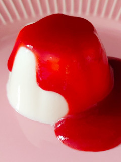 Una foto de Pudding de yogur de cabra con salsa de fresas