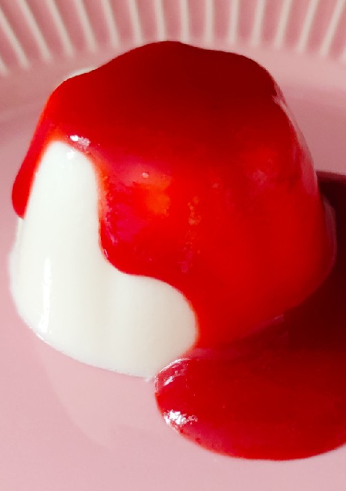 Una foto de Pudding de yogur de cabra con salsa de fresas