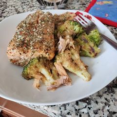 A picture of Salmon with broccoli 🥦.