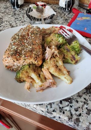 A picture of Salmon with broccoli 🥦.