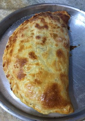 Una foto de Calzon de jamón y queso