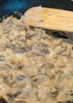 Una foto de Champiñones al ajillo con crema y queso ॐ
