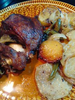 Una foto de Carrilleras de cerdo al horno con guarnición