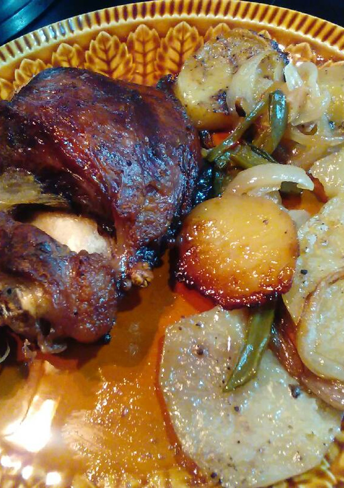 Una foto de Carrilleras de cerdo al horno con guarnición