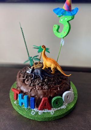 Una foto de Torta dinosaurios chocolatosa 🦖