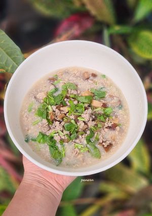 A picture of Oatmeal Rice Porridge with Ground Pork and Shiitake Mushrooms.