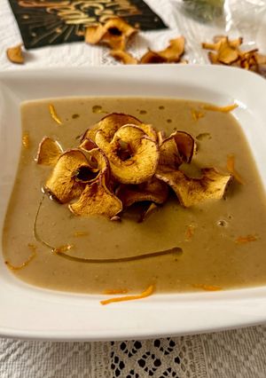 Gesztenyekrémleves almával, almachipsszel és konyakkal recept fotója