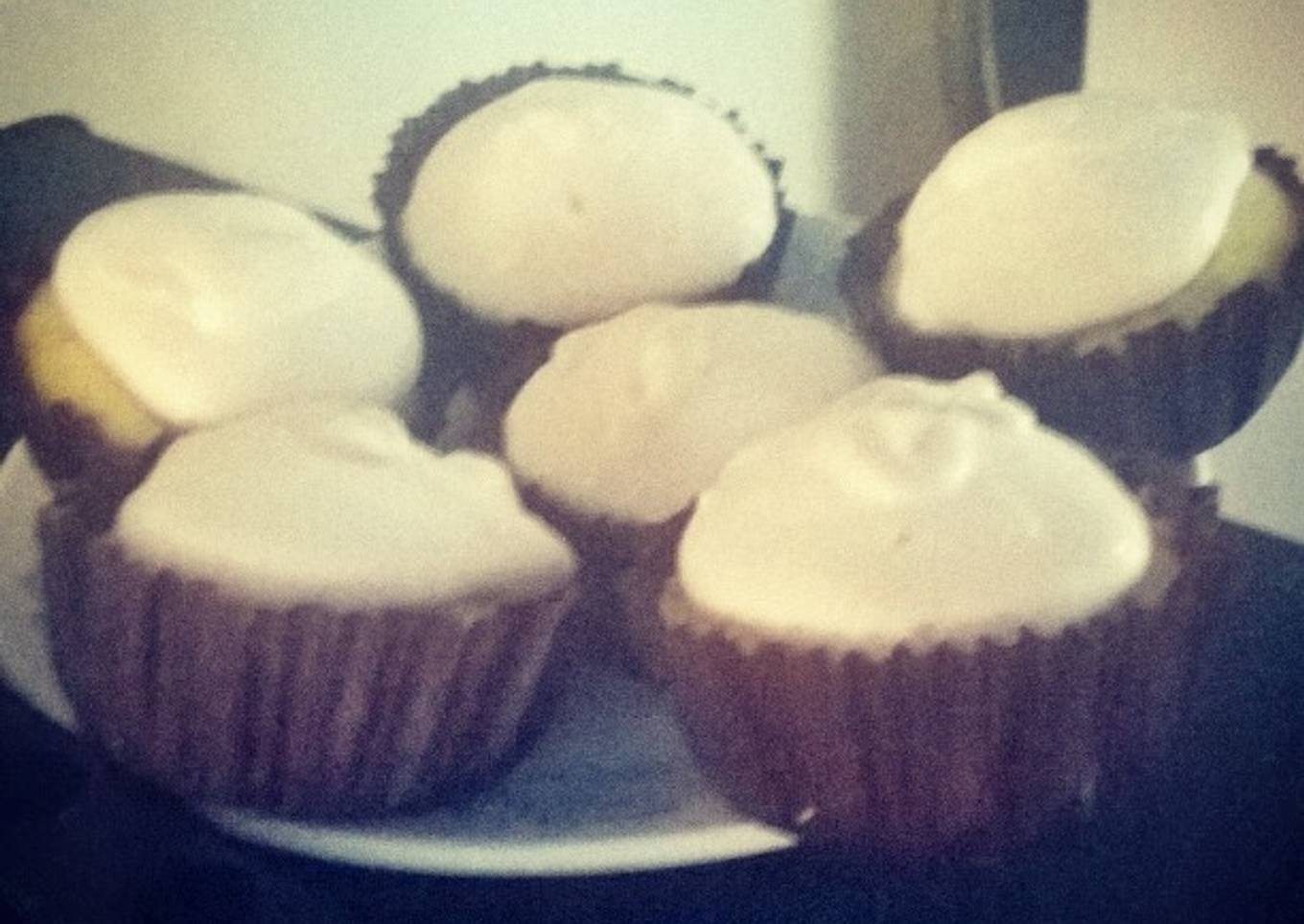 Lemon cupcakes with kurd and merinque