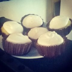 A picture of Lemon cupcakes with kurd and merinque.