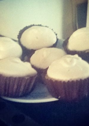 A picture of Lemon cupcakes with kurd and merinque.