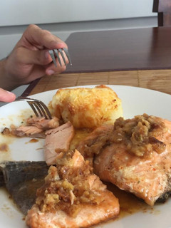 Una foto de Salmón en salsa marinera al horno