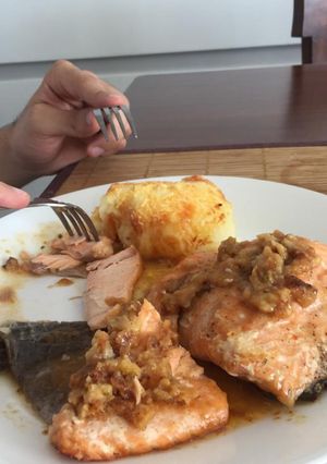 Una foto de Salmón en salsa marinera al horno