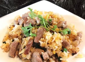 Hình của món Cơm rang thịt heo và trứng.