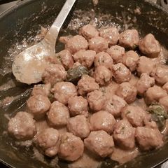 A picture of Italian meatballs aka Polpette.