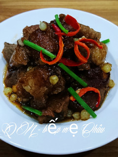 Hình của món Sườn non rim củ nén.