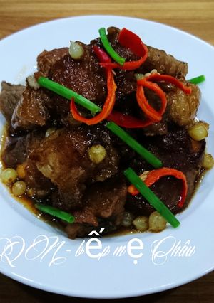 Hình của món Sườn non rim củ nén.