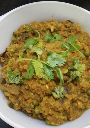 A picture of Coriander Mushroom Curry.