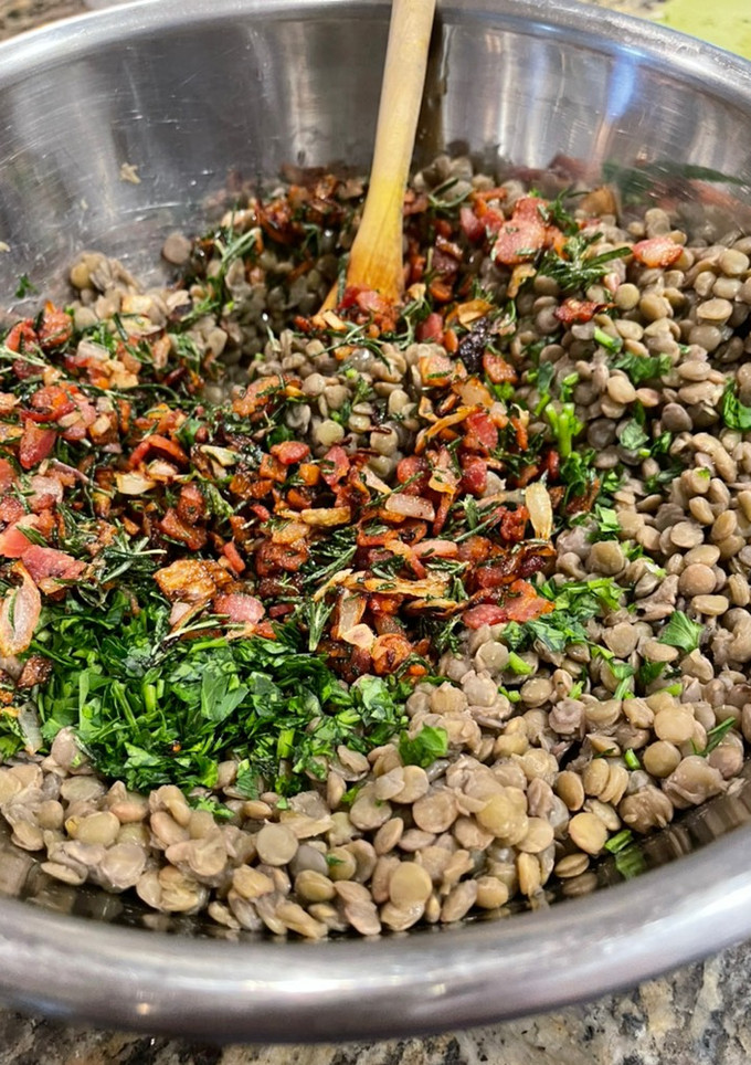 Una foto de 🧄 ENSALADA DE LENTEJAS Y TOCINO 🥓 🥗