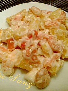 Una foto de Ensalada de patatas con gambas y virutas de salmón ahumado