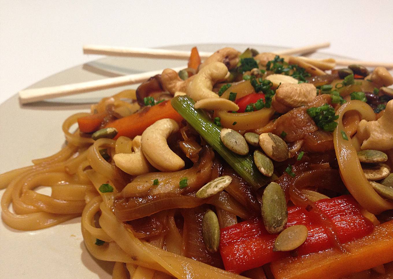 Noodles de arroz con verduras, shiitake y frutos secos con soja y miel