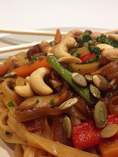 Una foto de Noodles de arroz con verduras, shiitake y frutos secos con soja y miel