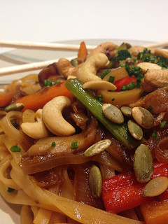 Una foto de Noodles de arroz con verduras, shiitake y frutos secos con soja y miel