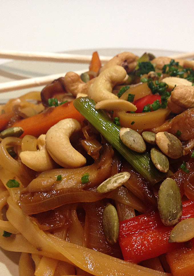 Una foto de Noodles de arroz con verduras, shiitake y frutos secos con soja y miel