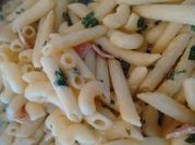 Una foto de penne con jamón