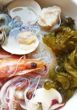雨來菇海鮮米粉湯 的食譜成品照片