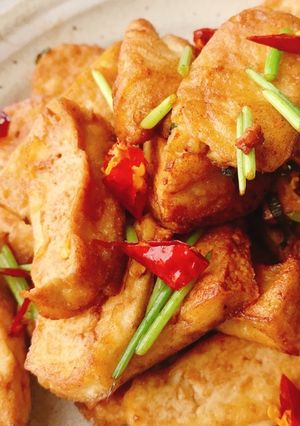 Hình của món Món chay dễ làm| Đậu hũ xào ớt khô hắc xì dầu.