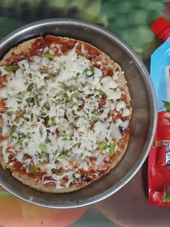 ભાખરી પિઝા (bhakri pizza recipe in Gujarati) રેસીપી મુખ્ય ફોટો