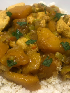 Una foto de Pollo al curry con calabaza y arroz de coliflor