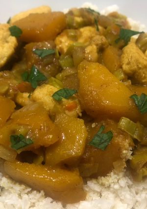 Foto principal de Pollo al curry con calabaza y arroz de coliflor