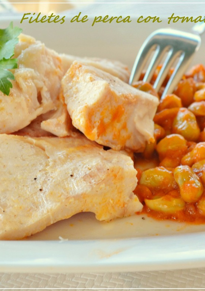 Una foto de Filetes de perca con tomate y habas (Thermomix)