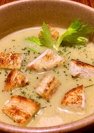 Szárzeller krèmleves fokhagymás krutonnal recept fotója
