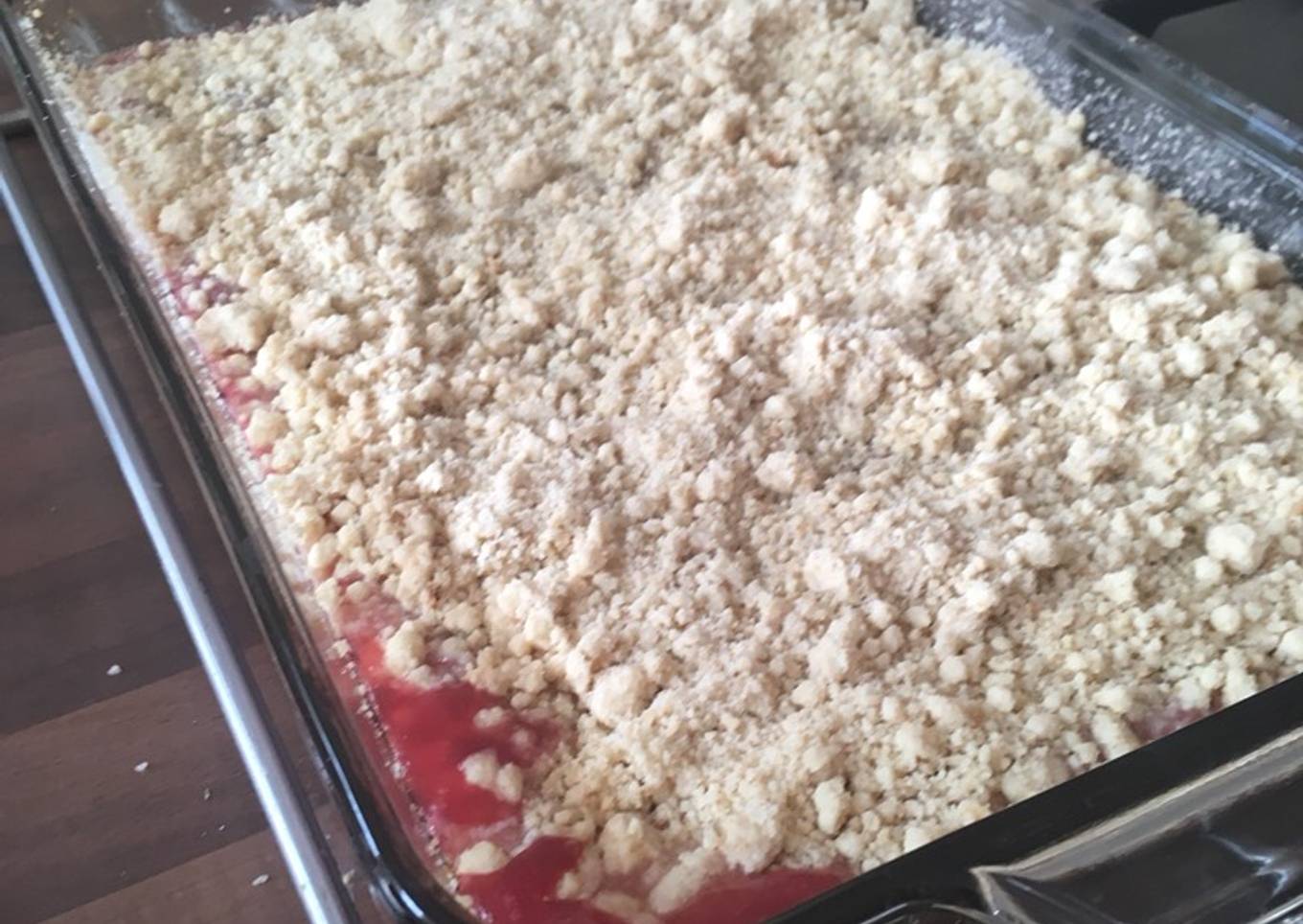 Rhubarb, apple and berry crumble