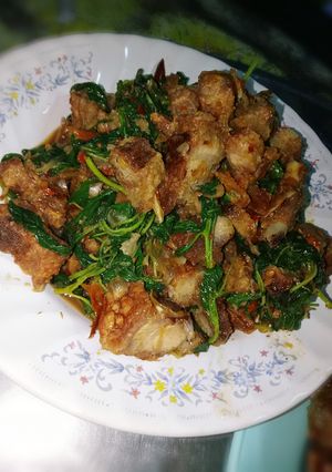 รูปของ กระเพราหมูกรอบ
