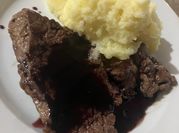 Una foto de bife a la plancha con vino