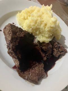 Una foto de Bife al tannat con puré de papas