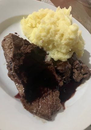 Una foto de Bife al tannat con puré de papas