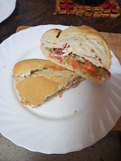 Una foto de Bocadillo de pechuga a la plancha con ensalada y mayonesa